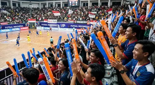 balon tepuk trenggalek saat digunakan menyemangati pemain futsal