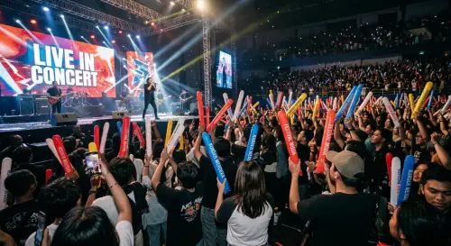 balon tepuk ungaran memeriahkan event konser pada malam hari