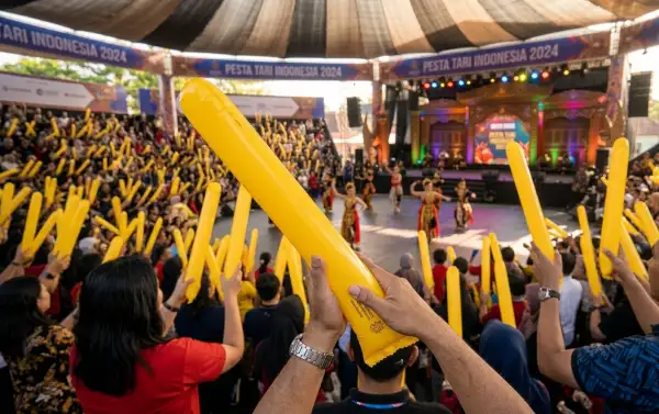 balon tepuk wakatobi digunakan padda acara festival tari