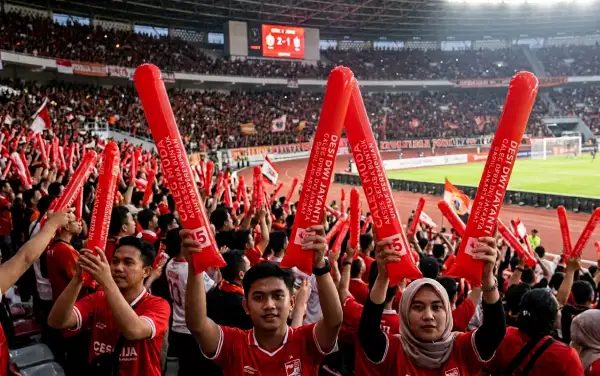 balon tepuk berau digunakan saat melihat pertandingan sepak bola