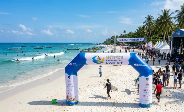 Balon Gate Balikpapan menjadi area masuk event lomba surfing di pantai.
