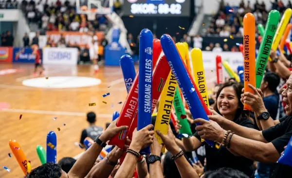 Balon Tepuk Promosi Balikpapan menambah semangat supporter turnamen bola basket.