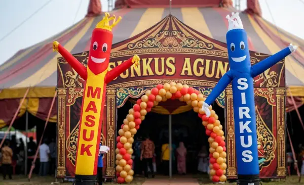 Balon Sky Dancer Pekanbaru sebagai area masuk pertunjukan sirkus.