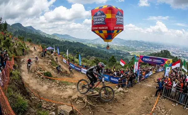 Balon Udara Balikpapan sebagai penanda event balap sepeda.