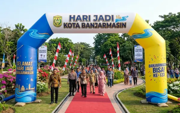 Balon gate Banjarmasin berwarna biru dan kuning untuk menyambut perayaan hari jadi Kota Banjarmasin.