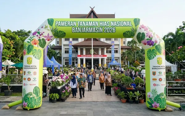 Bermotif bunga dan daun sebagai pintu masuk pameran tanaman hias nasional di Banjarmasin.