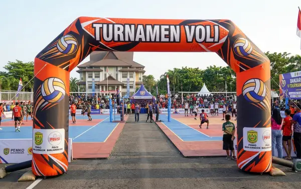 Bertema olahraga dengan desain bola voli untuk memeriahkan turnamen voli di Banjarmasin.