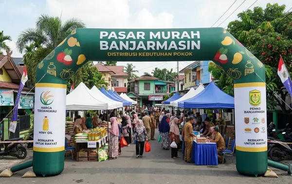 Gerbang balon berwarna hijau dengan desain produk kebutuhan pokok untuk kegiatan pasar murah di Banjarmasin.