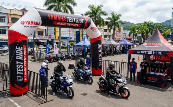 Balon gate Manado untuk acara test ride sepeda motor Yamaha dengan area registrasi peserta.