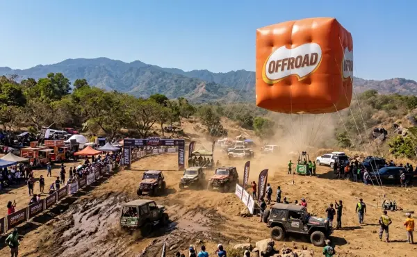 Balon promosi Banjarmasin berbentuk kubus untuk menarik perhatian pengunjung di acara offroad.