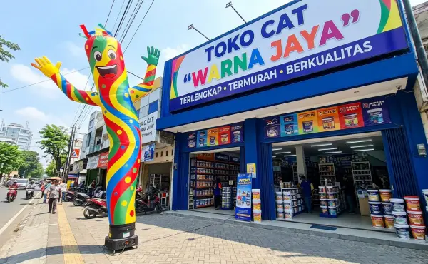 Di depan toko cat sebagai media promosi produk di Banjarmasin.
