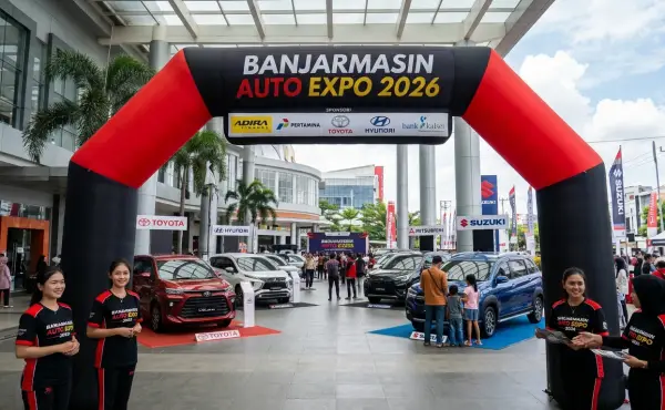 Berwarna merah dan hitam sebagai gerbang masuk pameran mobil dengan logo sponsor otomotif.