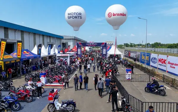 Berupa balon udara berlogo merek yang memeriahkan acara pameran motor sport.