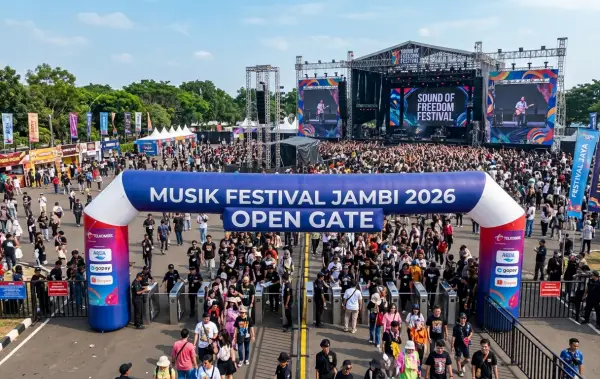 Balon promosi Jambi berbentuk gerbang balon besar di pintu masuk acara konser musik.