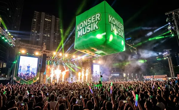 Balon udara berbentuk kubus sebagai media promosi pada acara konser musik.