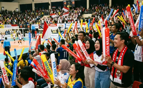 Balon tepuk untuk menyemarakkan pertandingan voli dan mendukung tim favorit.