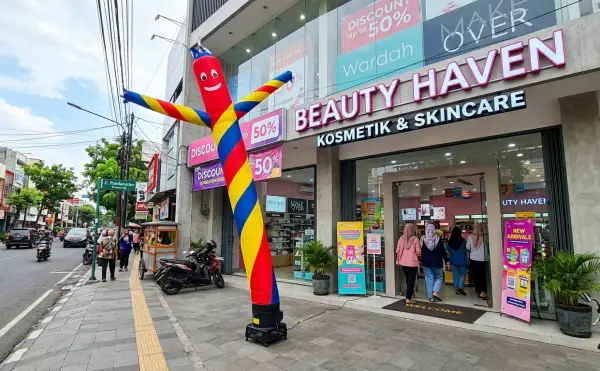 Balon sky dancer Makassar untuk menarik perhatian pengunjung di depan toko kosmetik.