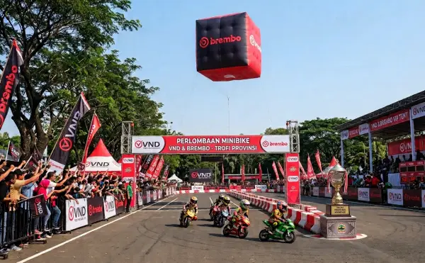 Balon promosi berbentuk kubus bertuliskan merek Brembo yang melayang di atas lintasan perlombaan minibike.