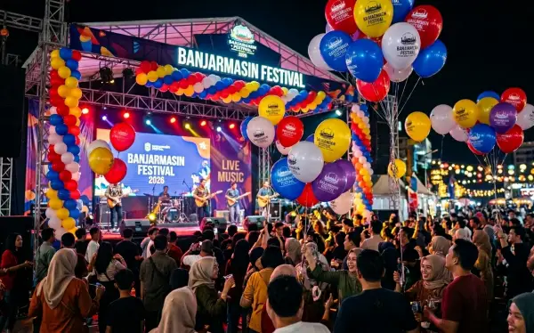 Balon sablon logo sponsor menghiasi panggung konser musik malam di Banjarmasin.