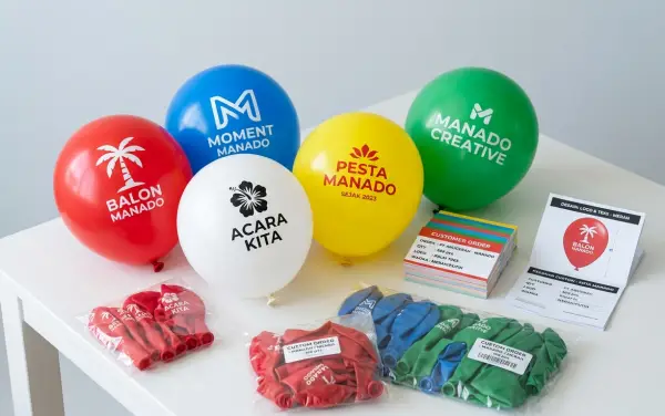 Contoh balon sablon Manado dengan beragam warna, desain logo, dan identitas acara untuk souvenir promosi.