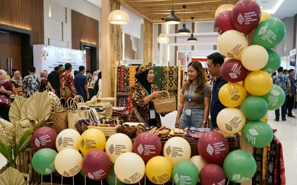 Balon sablon Pontianak berwarna hijau, kuning, dan merah marun untuk dekorasi pameran batik dan kerajinan lokal.