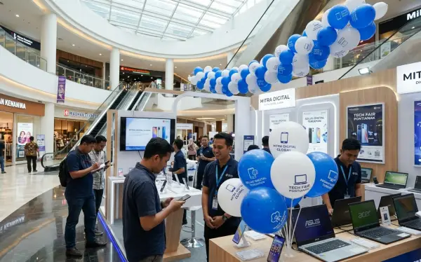 Balon promosi biru dan putih menghiasi stan pameran teknologi digital di pusat perbelanjaan.