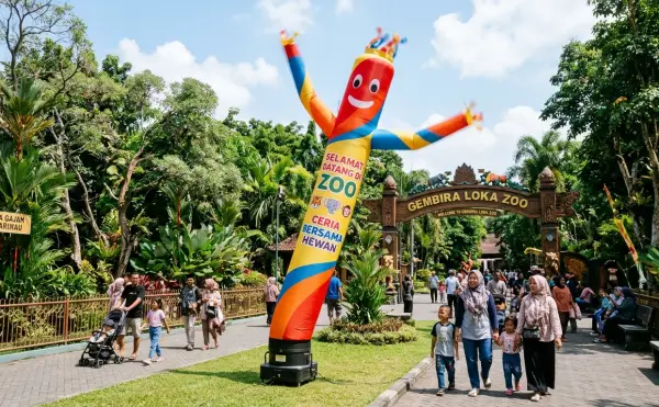 Balon sky dancer di area pintu masuk kebun binatang sebagai penanda lokasi dan daya tarik pengunjung.