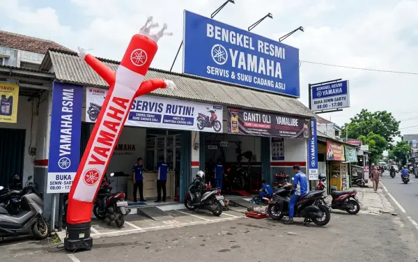 Balon sky dancer bertuliskan Yamaha di depan bengkel motor sebagai media promosi.