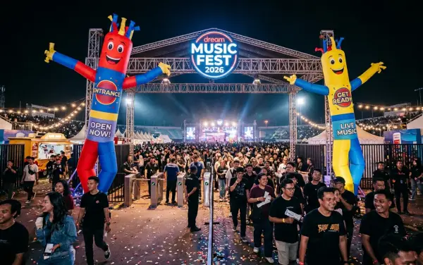 Berwarna cerah di pintu masuk acara konser musik untuk menyambut pengunjung.