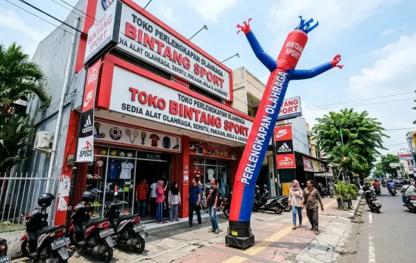 Balon sky dancer Makassar di depan toko perlengkapan olahraga untuk memperkuat daya tarik promosi.