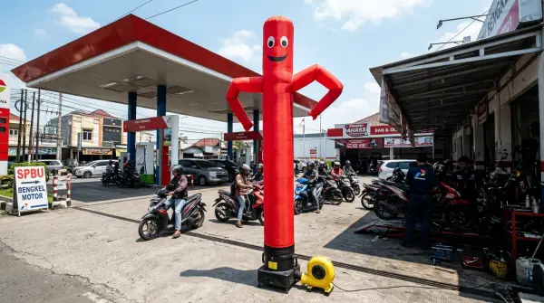 balon sky dancer malang dipasang untuk menarik pelanggan
