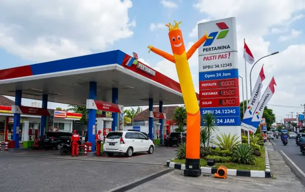 Balon sky dancer oranye di area SPBU Pertamina sebagai penanda lokasi dan media promosi.
