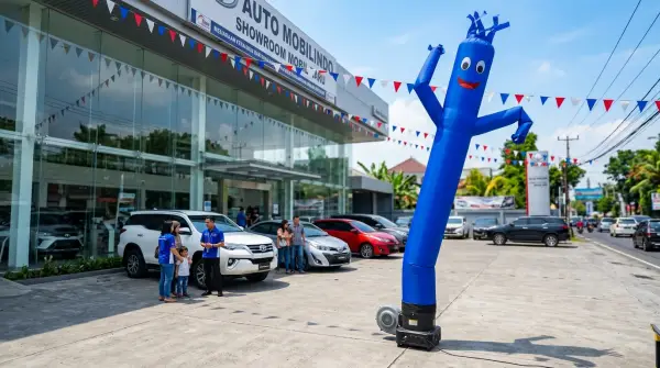 balon sky dancer semarang saat digunakan oleh showroom mobil