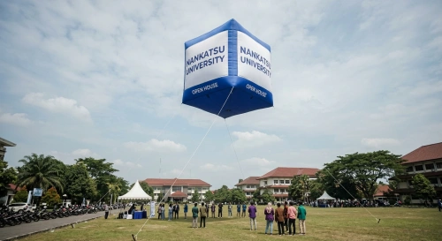 balon udara karawang dipasang di lapangan