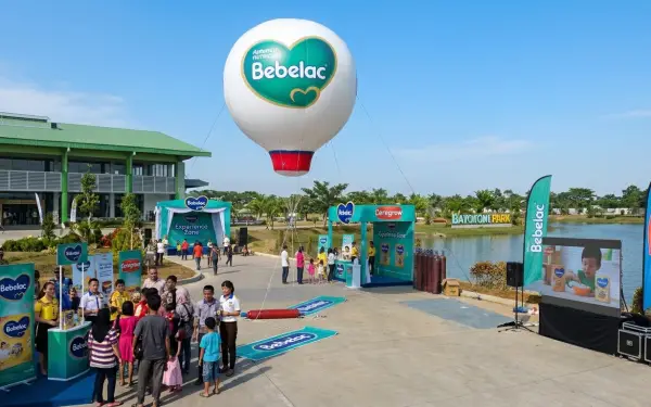 Balon udara Makassar bermerek Bebelac sebagai media promosi produk di area acara dengan stan dan pengunjung.