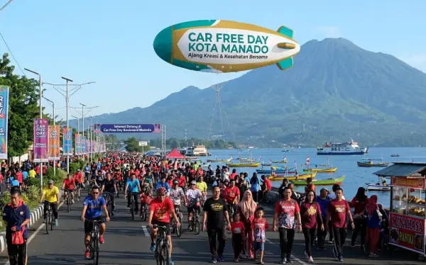Balon udara Manado berbentuk zeppelin untuk promosi acara Car Free Day di tepi pantai.