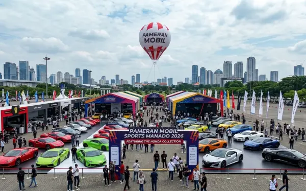 Balon udara promosi berbentuk bulat di atas area pameran mobil sport.