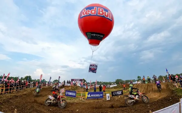 Balon udara promosi Red Bull di area perlombaan motor trail.