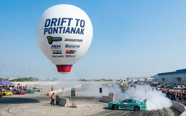 Balon udara Pontianak bertuliskan Drift to Pontianak pada acara drift mobil.