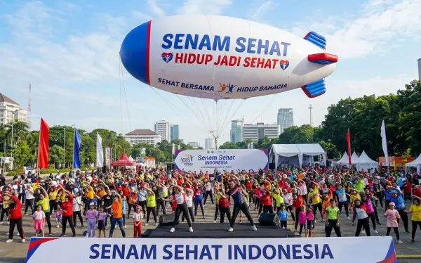 Berbentuk zeppelin untuk mendukung kegiatan senam sehat bersama.